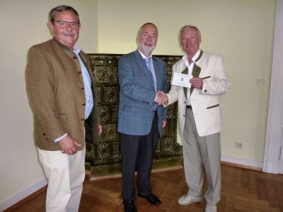 Aus der Hand des Schatzmeisters nimmt der Präsident des Volksbundes Deutsche Kriegsgräberfürsorge, Markus Meckel, den Scheck der Stiftung entgegen. Foto: eigenes  