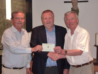 Scheckübernahme durch den Vorsitzenden der Soldaten Tumor- u. Unfallhilfe Berlin, Dekan Michael Weeke, eingerahmt vom Vorsitzenden des Präsidiums der Stiftung, Oberstleutnant a.D. Nikolaus Graf Adelmann, links und dem Schatzmeister Hauptmann a.D. Dieter Kaiser. Foto: eigenes